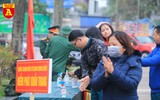 Tân binh đeo khẩu trang, kiểm tra thân nhiệt trong ngày nhập ngũ